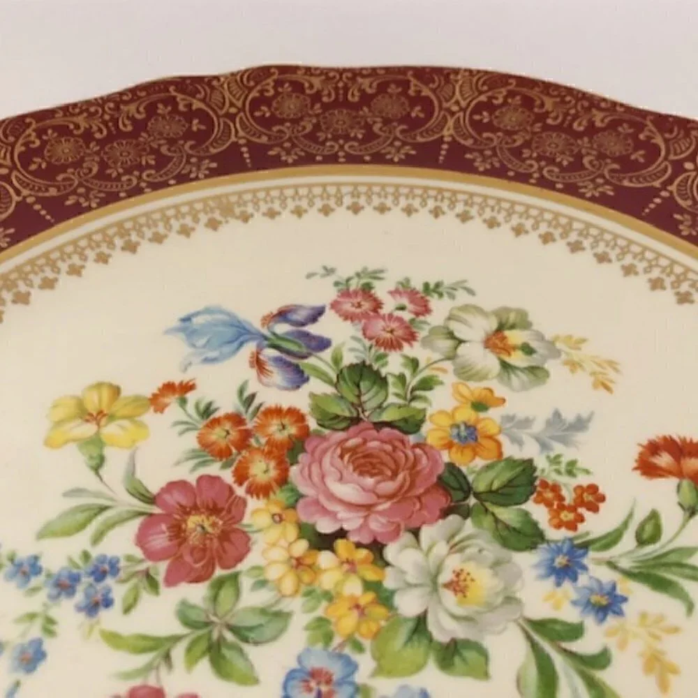 𝅺STEUBENVILLE 2032 Red Rim w/ Gold Filigree & Floral Center Dinner Plate